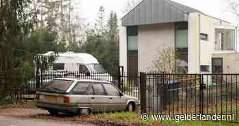 Ophef tussen de villa’s: bewoner laat al tien jaar verkrotte Citroën uit 1986 bij buren op de oprit staan