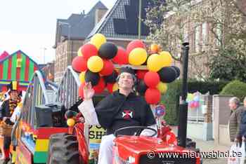 Carnavalsstoet in Maaseik: Pater Sangers presenteert zelf nieuwe Maasbrug