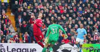 Liverpool houdt Manchester City onder zich na dure fout Aké in enerverende, maar onbesliste topper