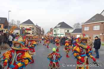 FOTO. Een gigantische reclamestoet, een rouwprentje voor de schepenen en Melle moet “bevrijd worden”: Merelbeke-carnaval doet straten vollopen
