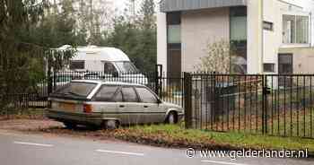 Familie tolereert de vervallen auto van de buurman op hun oprit: ‘We zien hem niet eens meer’