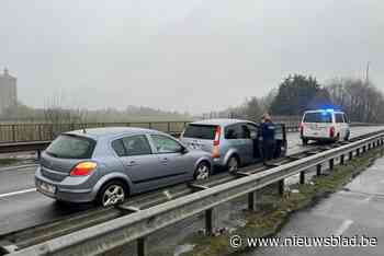 Zware verkeershinder na banale botsing op R34: rotondes richting snelweg dicht