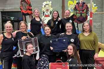 GymMAX Dance schenkt boekentassen aan De Warme Winkel