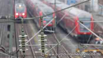 Mann pinkelt vor Zugtoilette und verletzt dann Reisenden