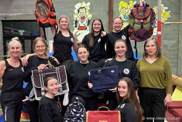 Dansschool schenkt boekentassen aan De Warme Winkel