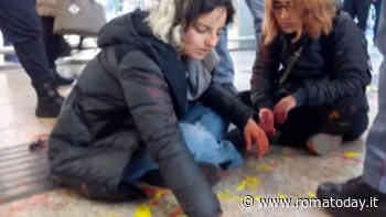 Blitz femminista a Termini: attiviste azionano allarmi e imbrattano stazione con la vernice