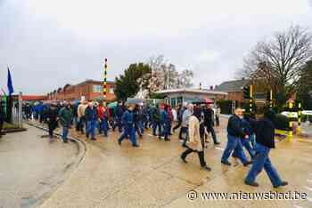 LIVE. Personeel Van Hool legt werk neer na aankondiging 1.100 ontslagen, Vlaamse regering houdt topoverleg met banken