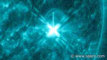 Powerful solar flare eruption from 'sneaky' sunspot triggers widespread radio blackouts (video)