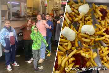 Glenn zet traditie van opa verder en bakt gratis friet voor alle leerlingen