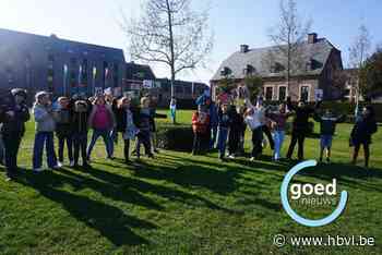 Peltse leerlingen van meester Martin testen al lezend fit-o-meter in de Pastorietuin