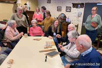 Woonzorgcentra krijgen herinneringskoffers: “Ze stimuleren de zintuigen en het geheugen van onze bejaarden”