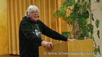 Auftritt in Haiterbach: Eberhard Sorg stichelt mit viel Humor