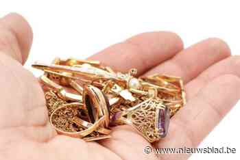 Dieven slaan raam van woning in en stelen juwelen