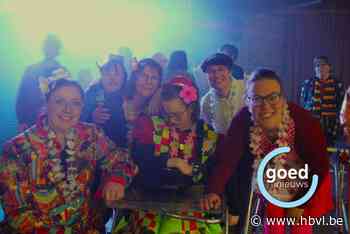 Carnavalisten met een beperking doen de polonaise in een rolstoel: “Feest is er voor iedereen”