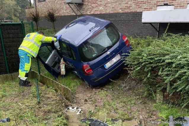 Auto belandt in tuin na ongeval met twee gewonden