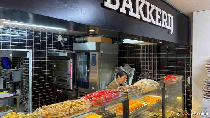 Drukte in Turkse bakkerij in Hengelo door begin van de Ramadan: "We verkopen per dag kilo's aan zoetigheid"