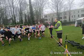 Leerlingen Sint-Jan Berchmanscollege trotseren regen voor loopevenement