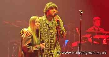 Heart-warming moment James Arthur invites teen Ella-Mae to sing 'Just Us' with him on stage in Hull