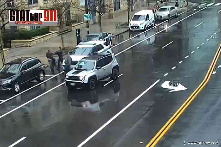 Video: Off-duty officer jumps into action to help detain combative theft suspect