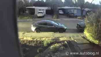 Video: Geparkeerde Tesla gesandwiched