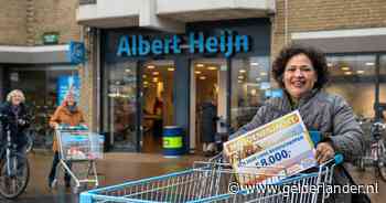 Riena (58) wint jaar lang gratis boodschappen bij tv-show: ‘Je krijgt ineens een microfoon onder je snufferd’