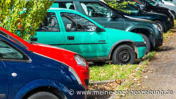 Autofahrer riskieren Bußgeld: Darf der Parkplatz freigehalten werden?