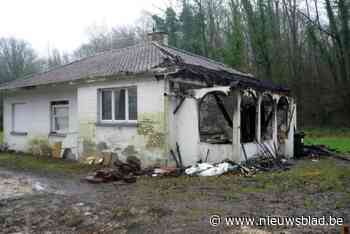 Afgelegen bungalow in bos uitgebrand na vermoedelijke brandstichting