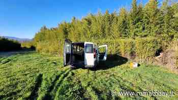 Rubano furgone del comune e scappano in autostrada