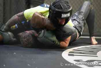 IN BEELD. Westerlo bereidt cruciale wedstrijd tegen Racing Genk voor in … MMA-kooi