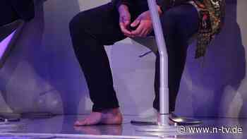 "Wenigstens Fußpflege?": Barfuß-Kandidat stolpert bei Jauch über Akkoladen