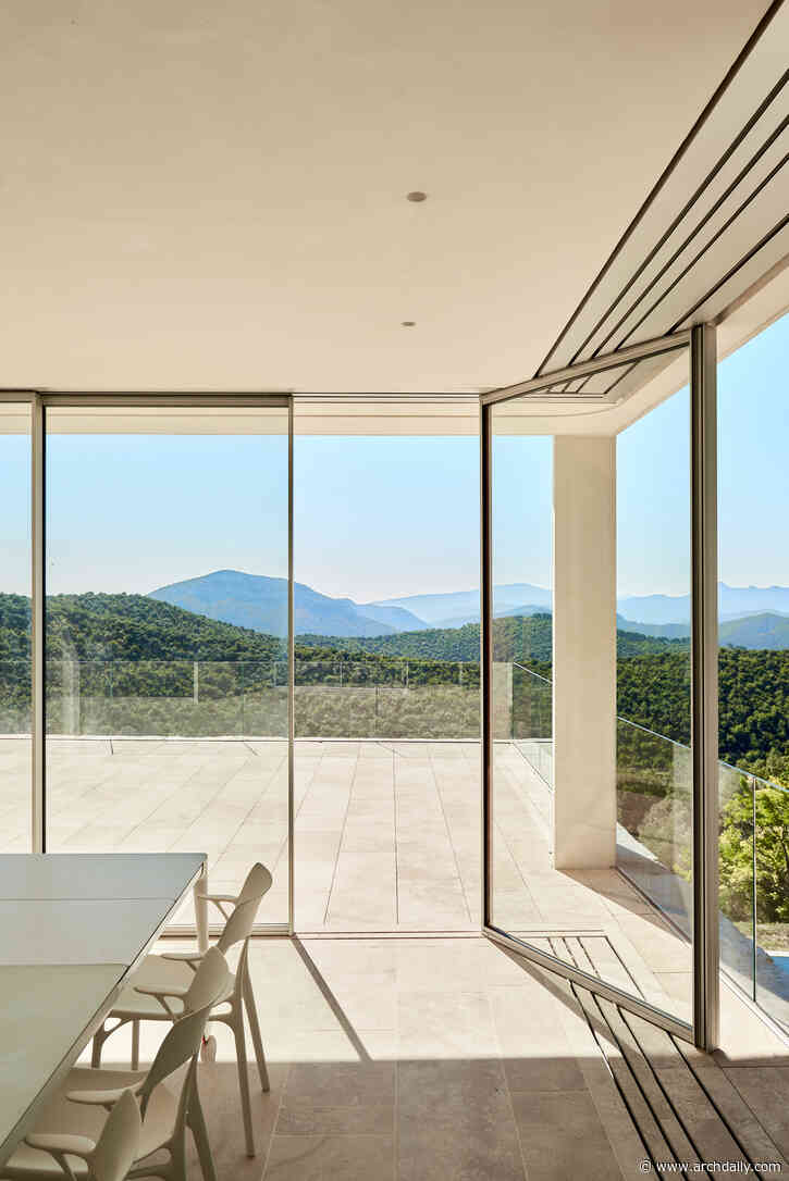 Reframing the Concept of Building Envelope Through Minimalist Windows