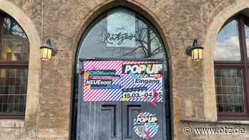 Werbung am Rathaus in Jena: Diskussion um grelle Aufkleber