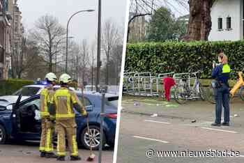 Bestuurder verliest controle over stuur en rijdt twee voetgangers aan: slachtoffers zwaargewond