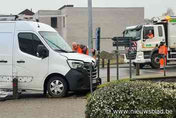 Bestelwagens botsen op gekend kruispunt