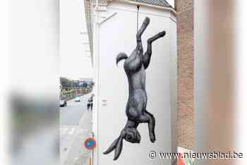 Hangende haas is klaar: veelbesproken muurschilderij van wereldbekende kunstenaar afgewerkt