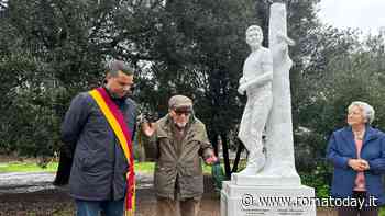 Caffarella, inaugurata la statua di Lorenzo Cuneo: morì soccorrendo un’autista in difficoltà