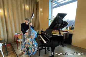 Dirk (66) redde een contrabas van het containerpark: “Als eerbetoon tekende ik een karikatuur van elke artiest die in Kaffee Damast optrad”