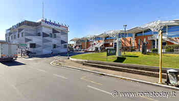 Minaccia la compagna al parcheggio del supermercato: "Ti sparo". Agenti cercano pistola e trovano mezzo chilo di cocaina