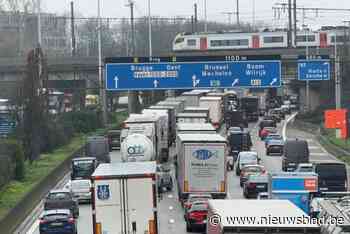 Botsing met vrachtwagen in Kennedytunnel zorgt voor snelgroeiende file op Antwerpse Ring
