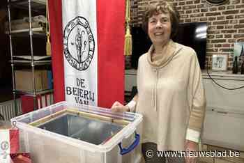 Heemkundige kring begraaft tijdcapsule met hedendaagse spullen: “Over 50 jaar wordt het terug naar boven gehaald”