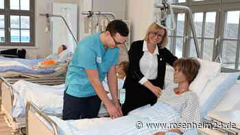 Wenn Puppen schreien: So werden Pflegeschüler in Rosenheim auf den Berufsalltag vorbereitet