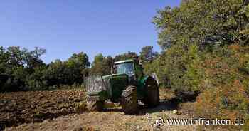 Mann (66) im Kreis Bamberg von Traktor überrollt - lebensgefährlich verletzt in Klinik