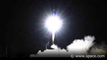 Rocket Lab launches a commercial radar-imaging satellite in dramatic night launch (video)