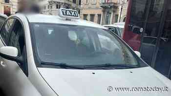 Trasformano le auto in taxi ma non hanno le licenze, fermati con i clienti a bordo