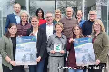 20 Jahre Emsradweg wird beim Maibaum- und Radelfest in Hövelhof gefeiert