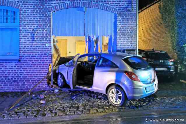 Auto boort zich in woning
