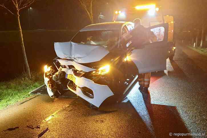 Automobilist rijdt tegen boom in Noordbeemster en raakt gewond