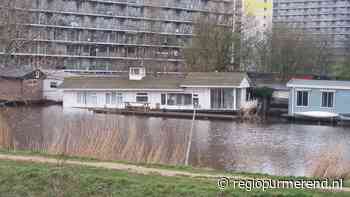 Zinkende woonark Wheredijk door brandweer gestabiliseerd