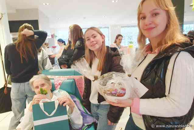 Leerlingen Bernarduscollege verrassen bewoners woonzorgcentra met cadeautje