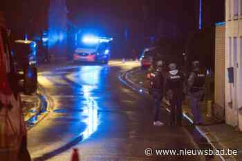 Tachtiger bedreigt vrouw met vuurwapen en pleegt wanhoopsdaad terwijl hij zich verschanst in woning: “Meerdere wapens aangetroffen”